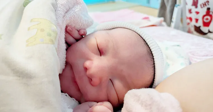 眠る新生児