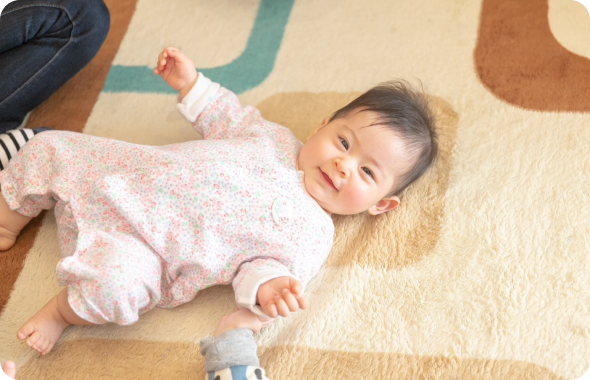 マットに寝る赤ちゃん